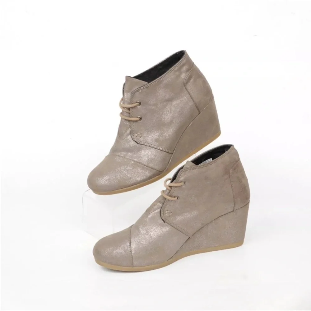 NWOT TOMS Taupe Metallic Kala Leather Ankle Boots Wedge Heel SZ 9